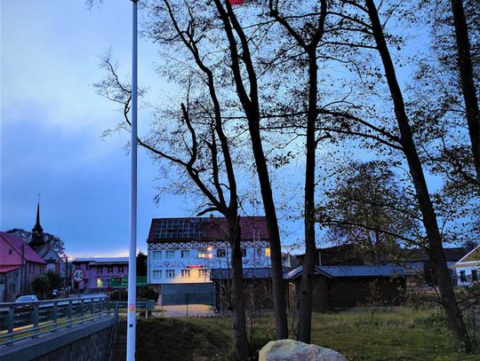 Maszt z flagą RP z projektu „Pod biało-czerwoną" przy remizie OSP Tuchomie