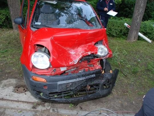 Matiz wpadł do Raduni, ranne są dwie osoby