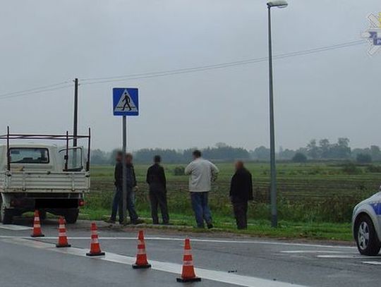 Matka z dwójką dzieci potrąceni na poboczu drogi w Różewie