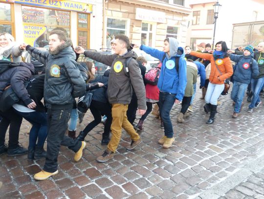 Maturzyści zatańczyli na ulicach poloneza [ZDJĘCIA]