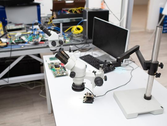 Meble ESD ? klucz do bezpiecznego stanowiska pracy w przemyśle elektronicznym