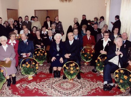 Medale, kwiaty i toast szampanem. Weselni jubilaci