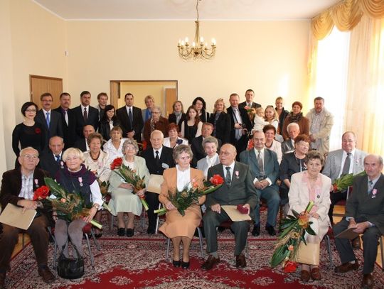 Medale, kwiaty i toast szampanem. Weselni jubilaci w Urzędzie Stanu Cywilnego