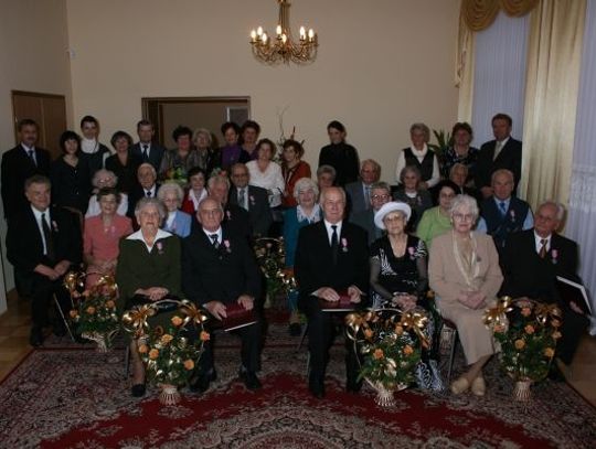 Medale, kwiaty i toast szampanem - weselni jubilaci w Urzędzie Stanu Cywilnego