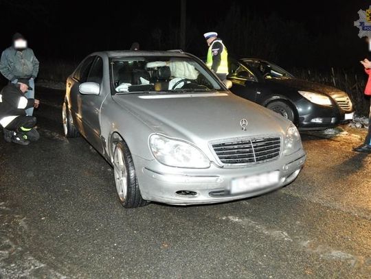 Mercedes uderzył w drzewo