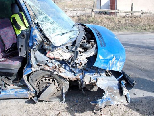 Mercedes uderzył w drzewo, dwie osoby są ranne