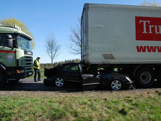 Mercedes wbił się pod naczepę