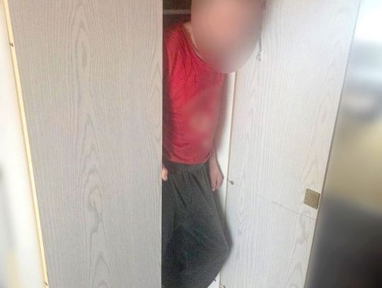 Mężczyzna ukrył się w szafie przed policjantami