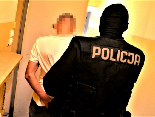 Mężczyzna zatrzymany za posługiwanie się cudzą kartą bankomatową