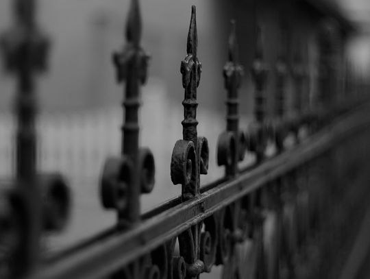 Mężczyzna zawisł na ogrodzeniu szkoły. Interweniowała straż