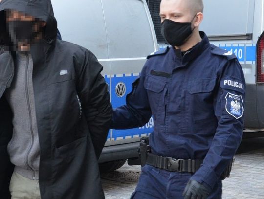 Miał w mieszkaniu narkotyki, broń i amunicję