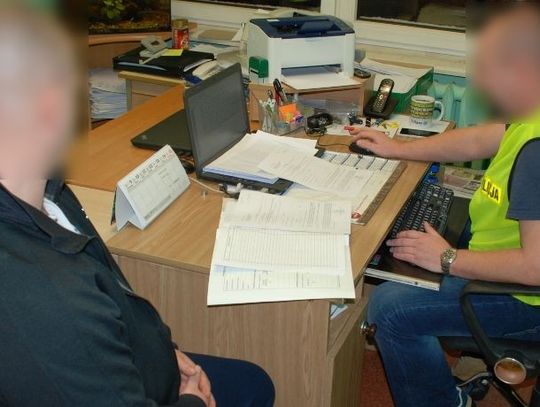 Miał zakaz prowadzenia auta. Gdy go zatrzymano okazało się, że ma narkotyki