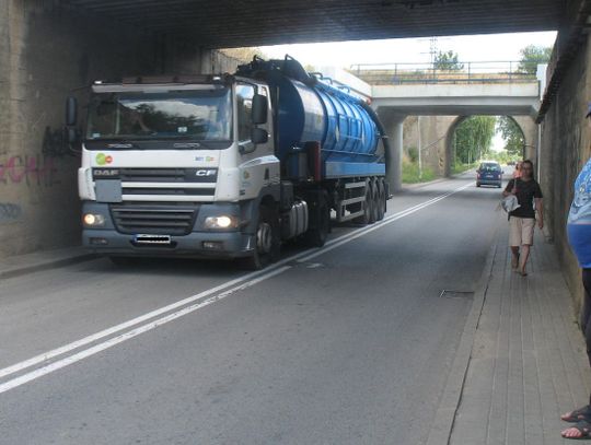 „Miałem w oczach śmierć”. Czy pod wiaduktami nie można zamontować barierek?
