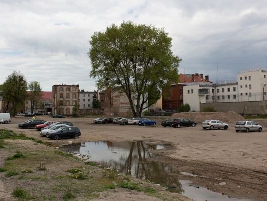 Miały być mieszkania, biura, infobox... Jest kolejny płatny parking