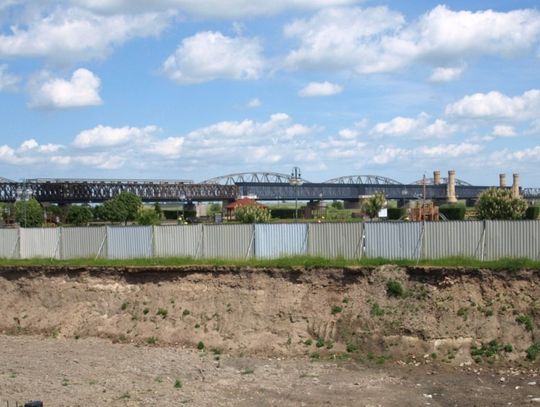 Miasto wyłoży pieniądze na zabezpieczenie bulwaru? Jak to się ma do... budowy kamienicy?