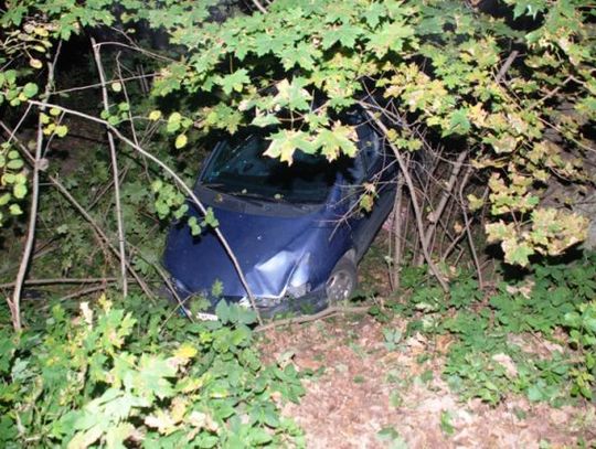 Micrą do rowu, hamowanie na drzewie, w stanie krytycznym do szpitala