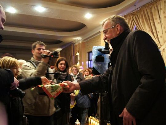 Miejska wigilia w strugach deszczu