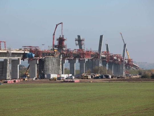 Miesięczne opóźnienie w budowie mostu na Wiśle