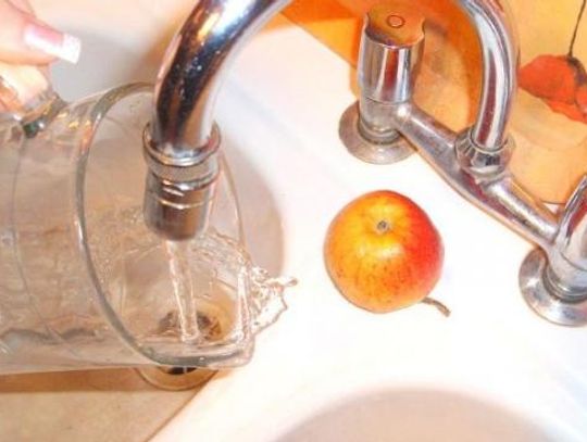 Mieszkańcy czekają na wodę. Ciągle nie nadaje się do picia