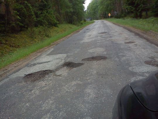 Mieszkańcy gminy Osiek narzekają na dziurawą drogę