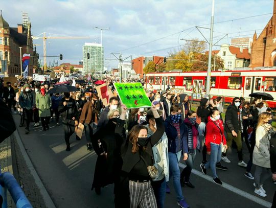 Mieszkańcy Pomorza wyszli na ulice po wyroku TK. Protesty w Gdańsku, Gdyni, Rumi i Redzie 