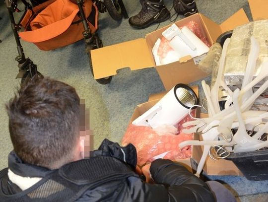 Mieszkańcy powiatu gdańskiego włamali się do kontenera z odzieżą