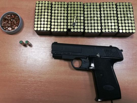 Mieszkaniec Malborka wpadł z arsenałem broni i amunicji w ręce policjantów i usłyszał zarzuty