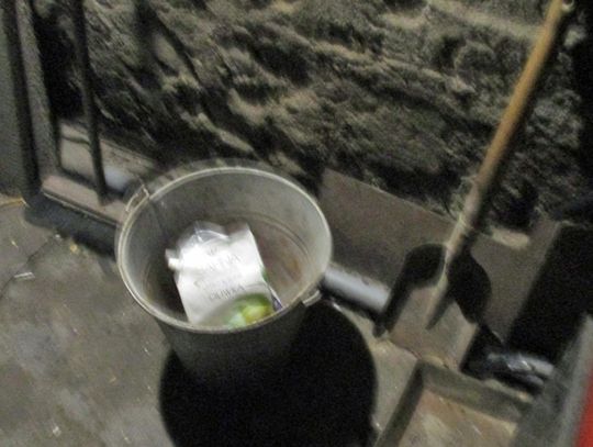 Mieszkanka Tczewa spalała w domowym piecu odpady z tworzyw. Weszła do niej Straż Miejska...