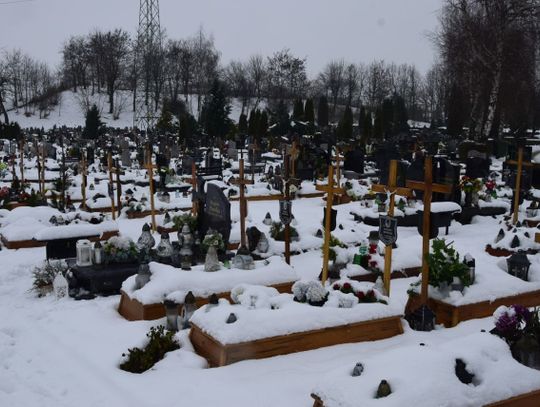 Mimo wyroku sądu dalej chowali zmarłych. ZUK nie odpowiada na pytania w sprawie cmentarza...