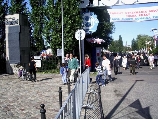 Minister Sikorski z rodzinką na pikniku Solidarności - bez tortu, kiełbaski i żołnierskiej grochówki