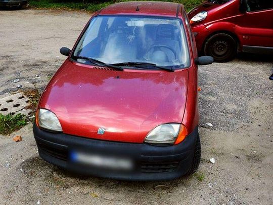 Młoda kobieta z Pruszcza z zarzutami kradzieży fiata siecento