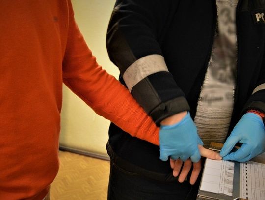 Młody mężczyzna z „trawką” w samochodzie