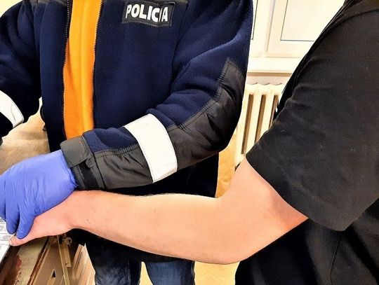 Młodzi pijacy demolowali samochody...  Wszczęli bójkę i znieważyli policjantów