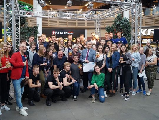 Młodzi słupszczanie kisili z Biedroniem