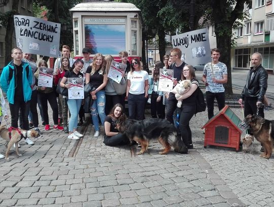 Młodzi słupszczanie protestowali przeciw trzymaniu psów na łańcuchach