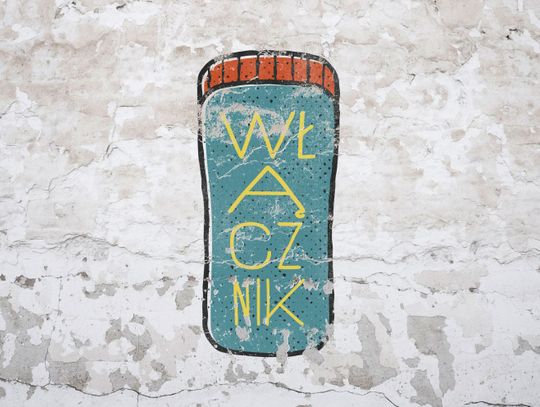 Młodzież z artystą tworzą graffiti na starówce