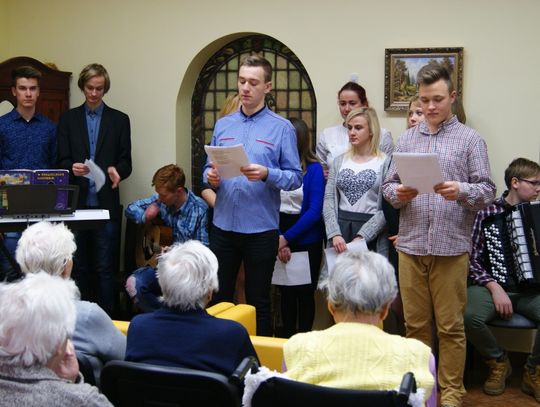 Młodzież z Zespołu Szkół Zawodowych z wizytą u seniorów