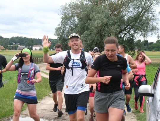 Morderczy bieg w szczytnym celu! Piękna postawa mieszkańców. Wspierali śmiałka na trasie