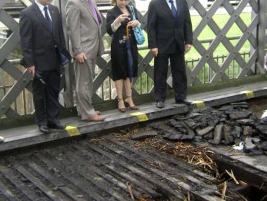 Most, który dzieli i nie samorządzi się, bo jest dziurawy a lokalna władza - bezradna!