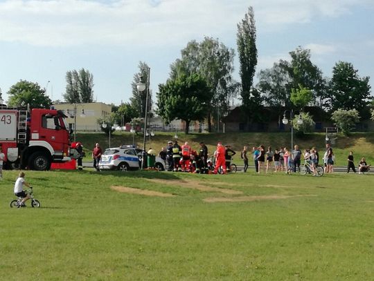 Motocykl potrącił pieszego nad bulwarem w Tczewie. Interweniował śmigłowiec LPR