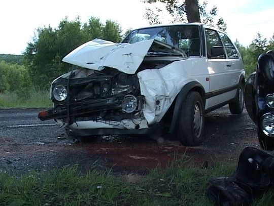 Motocyklem czołowo w golfa, wyrzut pasażerki na 4 m