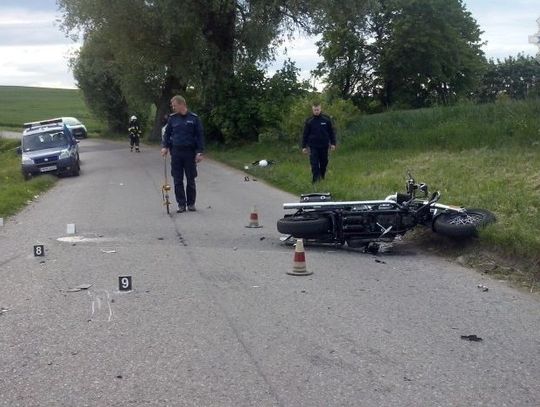 Motocyklem zjechał na przeciwny pas i uderzył w golfa