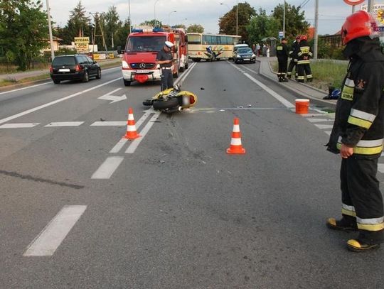 Motocyklista na hondzie uderzył w bok skody fabia