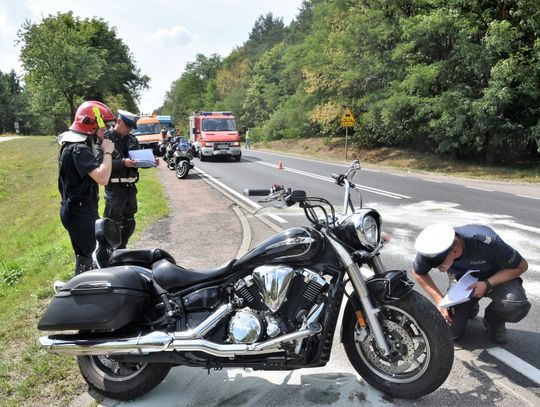 Motocyklista uderzył w dostawczego fiata. Z obrażeniami ciała został zabrany do szpitala.