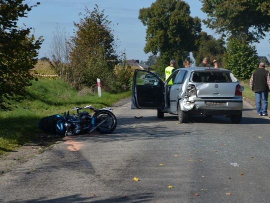 Motocyklista uderzył w tył volkswagena. Okazało się, że nie ma uprawnień.
