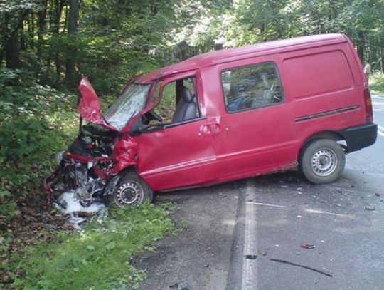 Motocyklista wjechał w nissana, zginął na miejscu