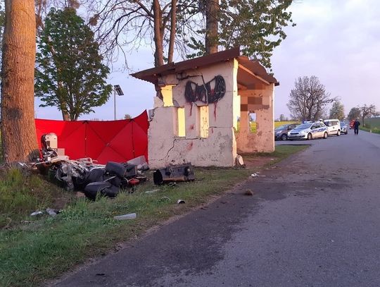 Motocyklista zderzył się z murowaną wiatą autobusową – zginął na miejscu... 