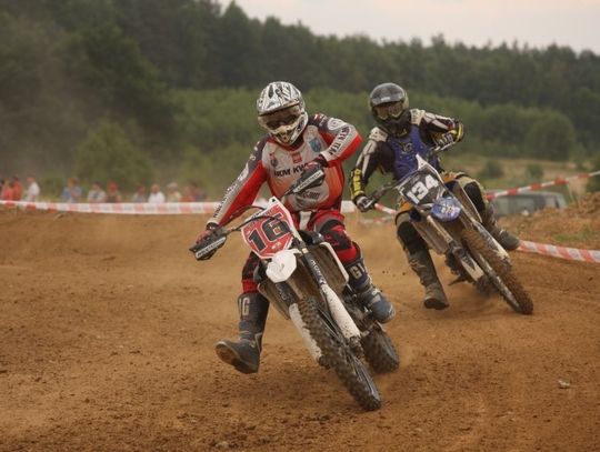 Motocyklowe skoki na torze w Bądkach