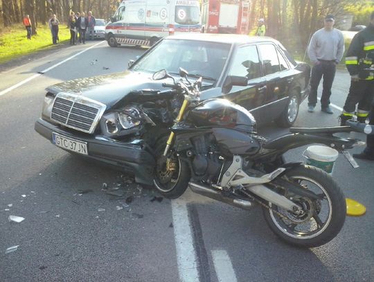 Motor wbił się w mercedesa w Gniszewie...