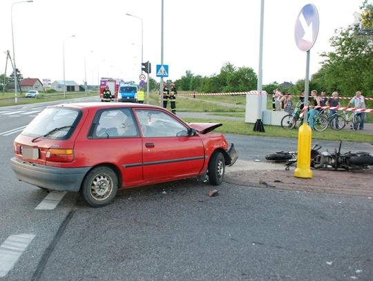 Motorower uderzył w samochód osobowy. 18-latek z urazem nóg zabrany do szpitala.